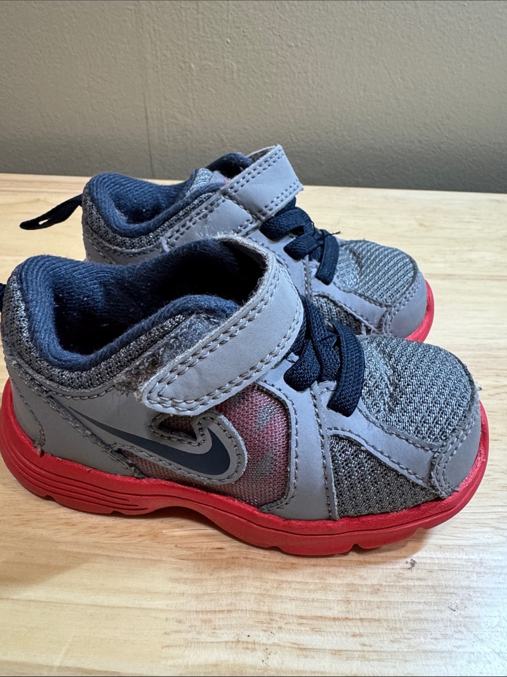 Nike Cosmic runner Grey and red Athletic Sneakers with Hook-and-Loop Strap